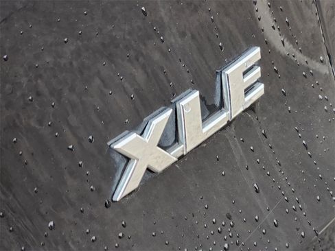 Used 2021 Toyota RAV4 XLE Premium image 8