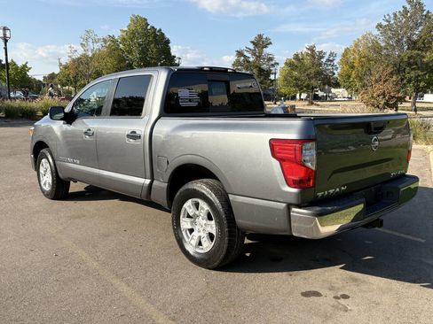 Used 2018 Nissan Titan SV image 12