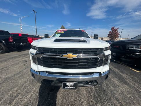 Used 2024 Chevrolet Silverado 3500 LT image 2