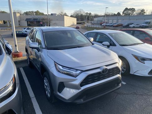 Used 2025 Toyota RAV4 LE image 9