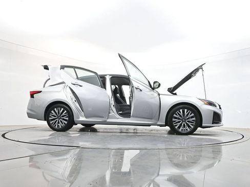 Used 2024 Nissan Altima 2.5 SV FWD image 47