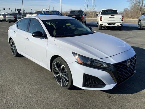 Used 2024 Nissan Altima 2.5 SR image 2