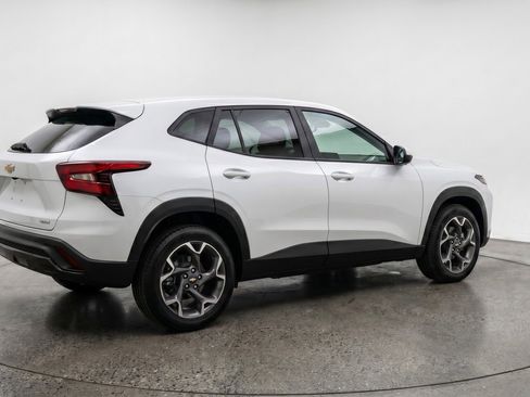 Used 2025 Chevrolet Trax LT FWD image 9