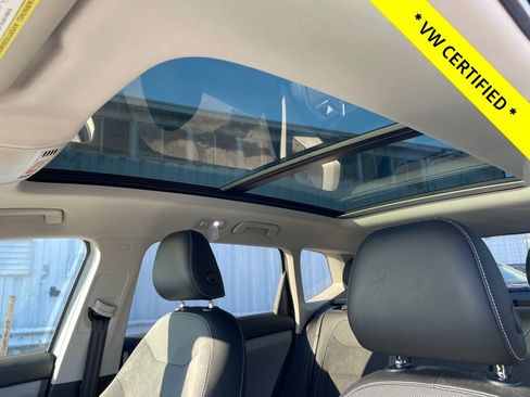 Certified 2022 Volkswagen Taos SE w/ Panoramic Sunroof Package image 21