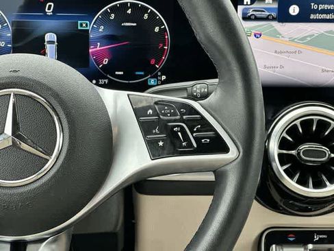 Used 2025 Mercedes-Benz GLB 250 4MATIC image 9