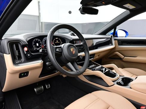 Certified 2025 Porsche Cayenne S AWD/4WD image 4
