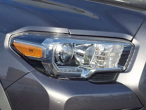 Used 2022 Toyota Tacoma TRD Off-Road image 9