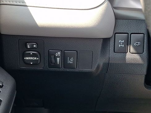 Used 2018 Toyota RAV4 XLE AWD/4WD image 27