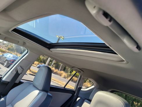 Used 2015 Toyota RAV4 Limited image 22