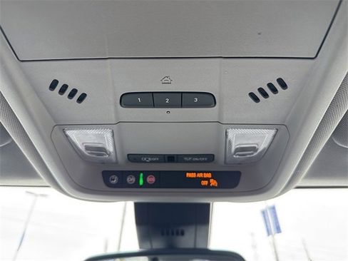 Used 2024 GMC Terrain SLT image 17