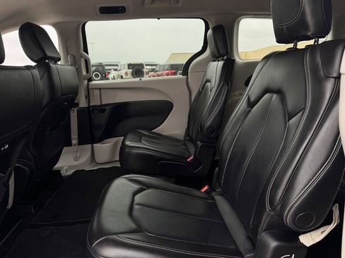 Used 2023 Chrysler Pacifica Touring-L FWD image 25