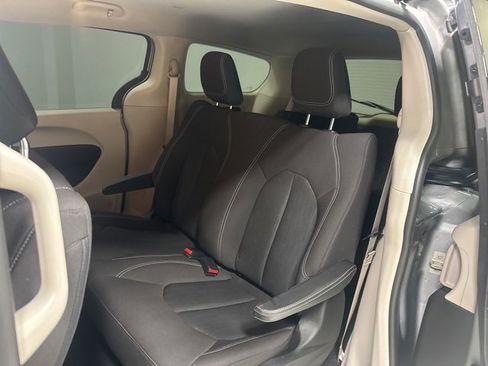 Used 2020 Chrysler Voyager L image 15