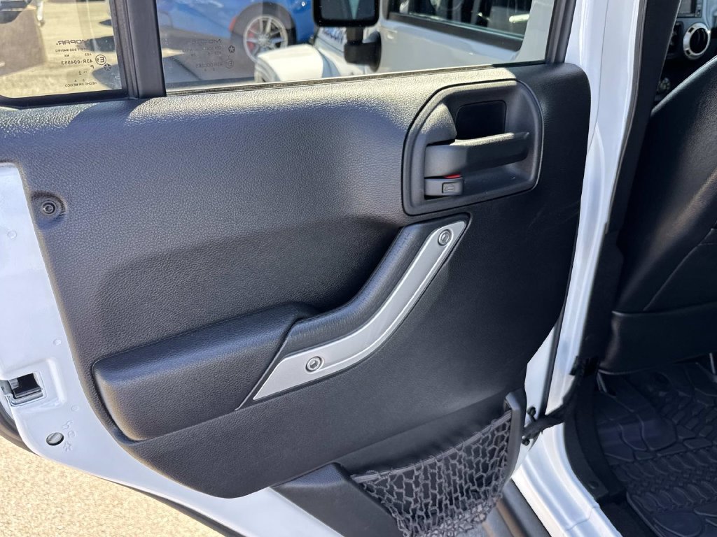 Used 2015 Jeep Wrangler Unlimited Rubicon AWD/4WD image 11