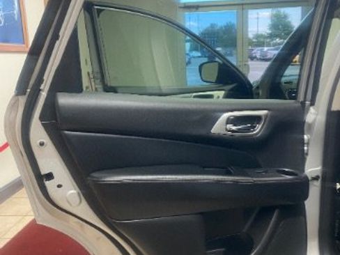 Used 2019 Nissan Pathfinder SL AWD/4WD image 12