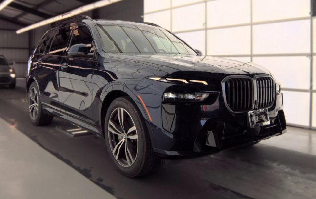 Used 2023 BMW X7 xDrive40i w/ M Sport Package AWD/4WD image 3