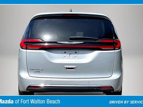Used 2023 Chrysler Pacifica Touring-L FWD image 6
