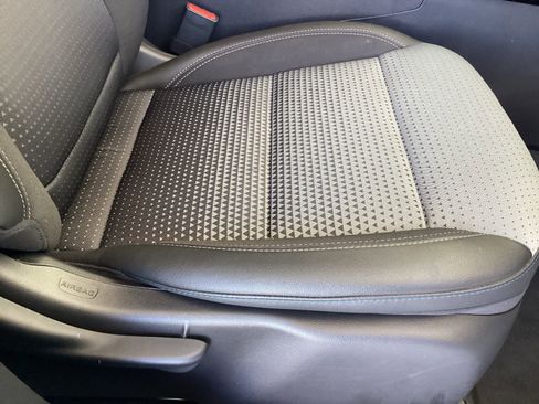 Used 2025 Chevrolet Trax LT w/ LT Convenience Package image 13