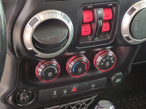 Used 2018 Jeep Wrangler Unlimited Sahara image 22