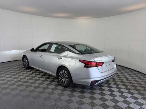Used 2024 Nissan Altima 2.5 SV FWD image 8