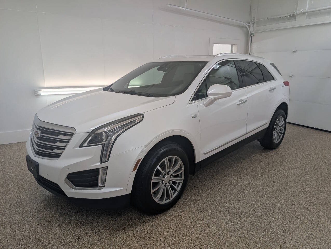 Used 2017 Cadillac XT5 Luxury w/ Driver Awareness Package AWD/4WD image 2