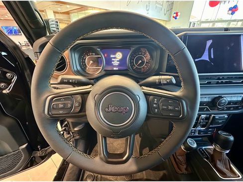 Used 2024 Jeep Gladiator Rubicon w/ Technology Group image 16