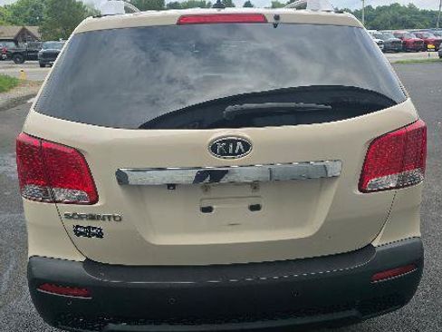 Used 2011 Kia Sorento LX w/ Convenience Pkg AWD/4WD image 3