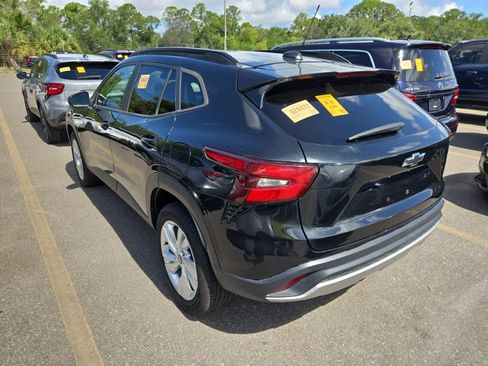 Used 2025 Chevrolet Trax LT FWD image 8