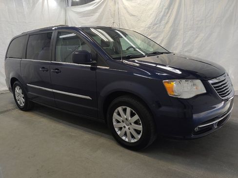 Used 2016 Chrysler Town & Country Touring image 11