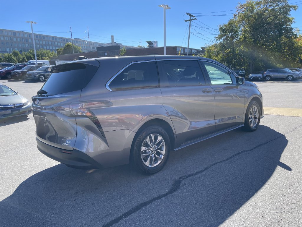 Certified 2024 Toyota Sienna LE AWD/4WD image 8