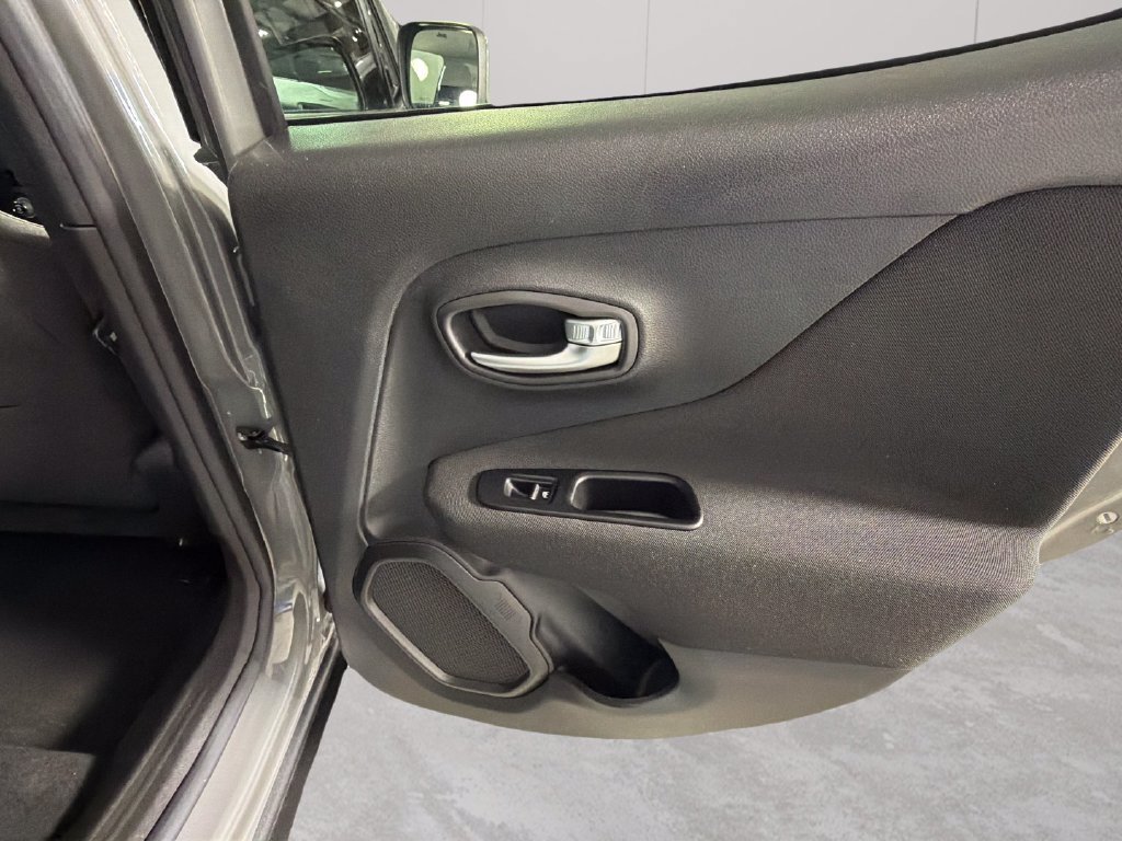 Used 2021 Jeep Renegade Latitude FWD image 32