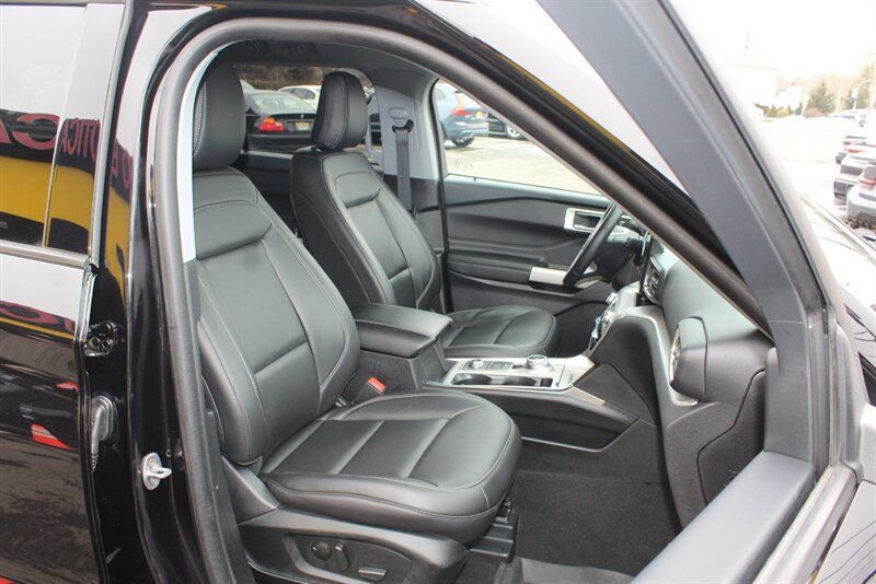 Used 2023 Ford Explorer XLT w/ Equipment Group 202A AWD/4WD image 14