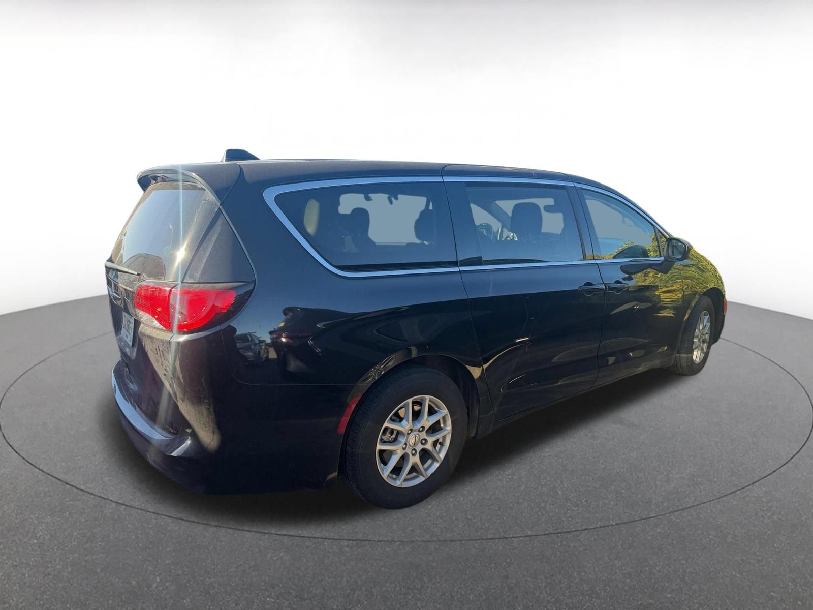 Used 2024 Chrysler Voyager LX FWD image 2
