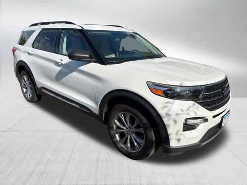 Used 2020 Ford Explorer XLT w/ Equipment Group 202A AWD/4WD image 3