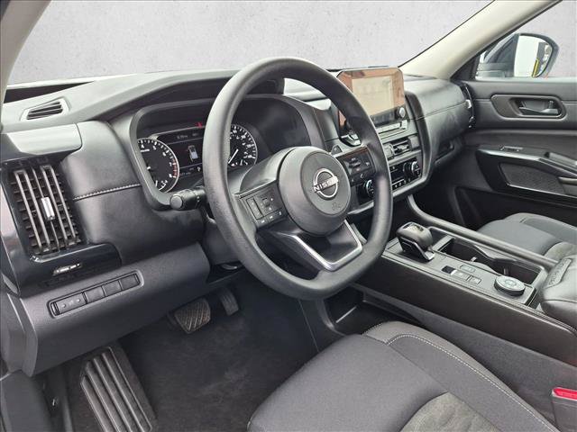 Used 2025 Nissan Pathfinder S AWD/4WD image 10