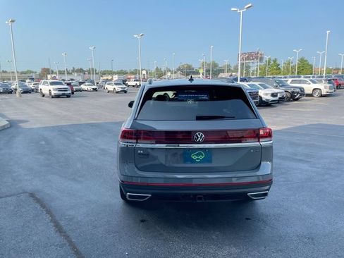 Used 2025 Volkswagen Atlas SE AWD/4WD image 4
