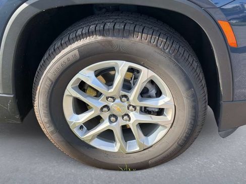 Used 2022 Chevrolet Traverse LS FWD image 5