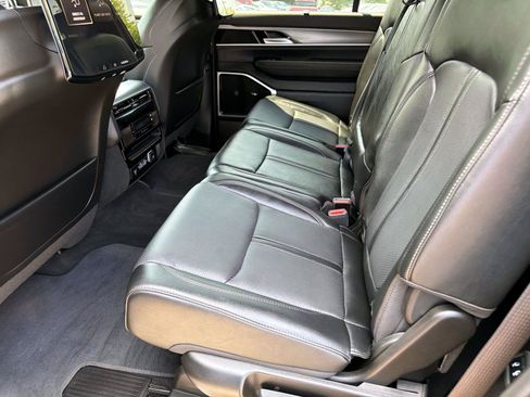 Used 2025 Jeep Wagoneer Series III w/ Premium Group I AWD/4WD image 8