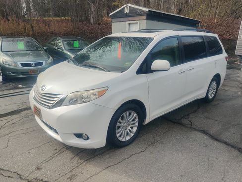 Used 2015 Toyota Sienna XLE image 2
