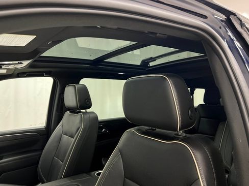 Used 2022 GMC Yukon XL SLT w/ SLT Premium Package AWD/4WD image 12