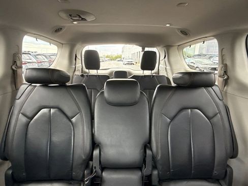 Used 2017 Chrysler Pacifica Touring-L w/ Tire & Wheel Group FWD image 21