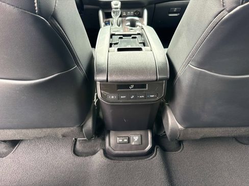 Used 2022 Toyota Highlander Limited image 18