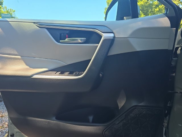 Used 2020 Toyota RAV4 XLE w/ Convenience Package FWD image 21