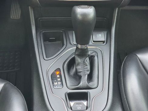 Used 2019 Jeep Cherokee Latitude Plus FWD image 15