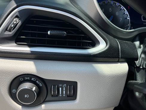 Used 2024 Chrysler Pacifica Touring-L FWD image 28