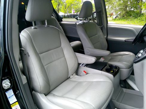 Used 2015 Toyota Sienna XLE Premium image 40