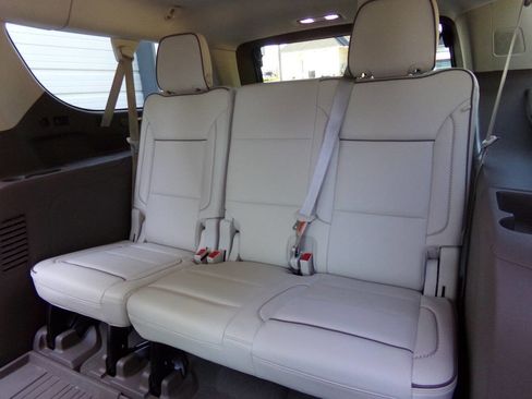 Used 2021 GMC Yukon XL Denali w/ Denali Premium Package image 24