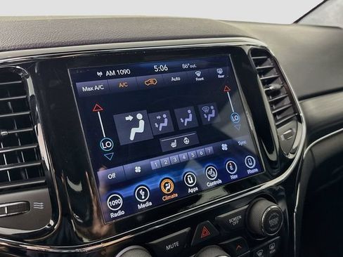 Used 2019 Jeep Grand Cherokee Limited AWD/4WD image 16