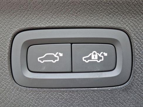 Used 2025 Volvo XC90 T8 Plus image 32