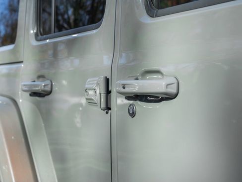 Used 2022 Jeep Wrangler Unlimited Sahara image 13