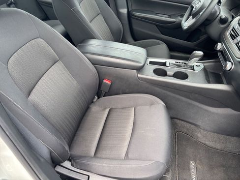 Used 2025 Nissan Altima 2.5 SV FWD image 36